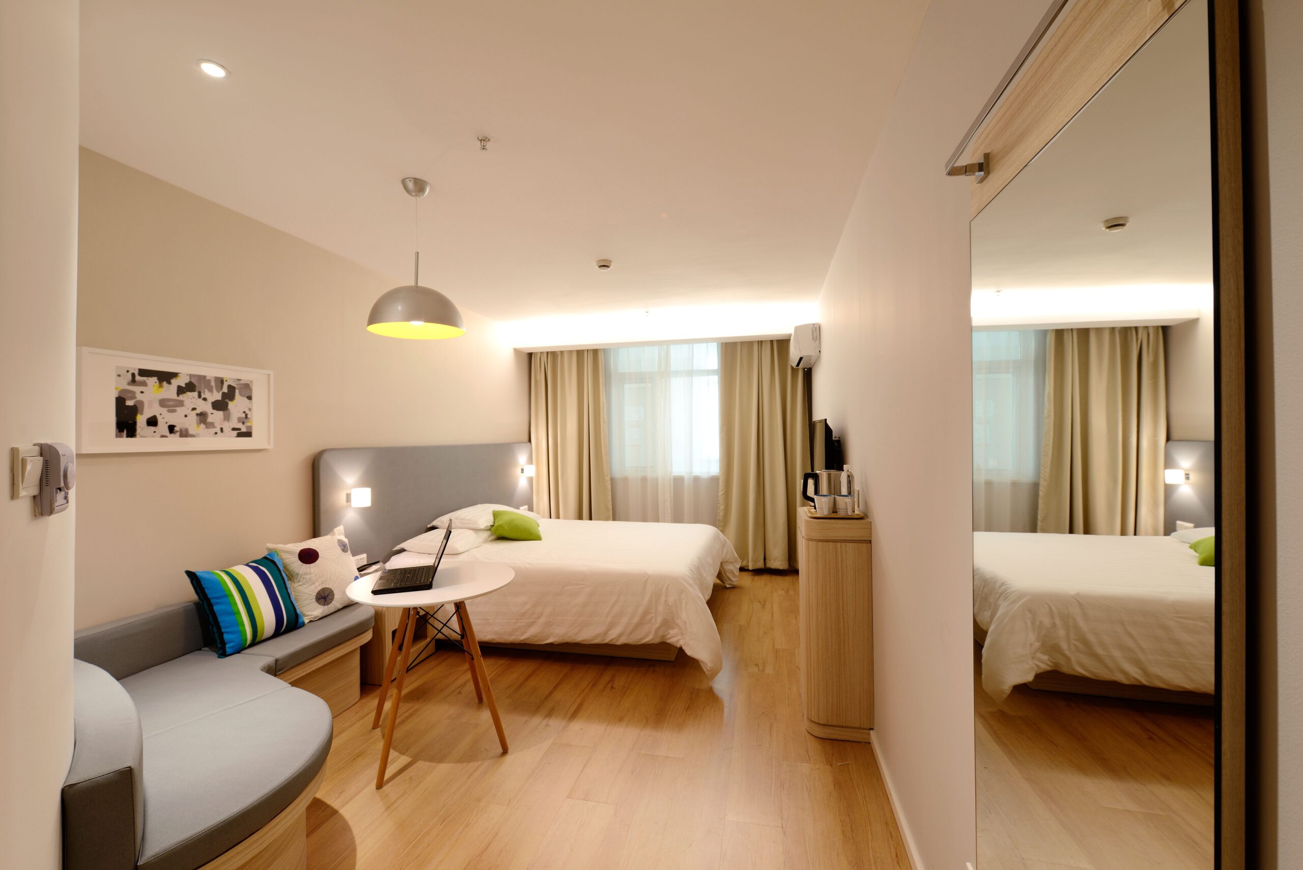 Elegancki minimalistyczny pokój w jednym z hoteli w Płocku, w którym warto się zatrzymać
